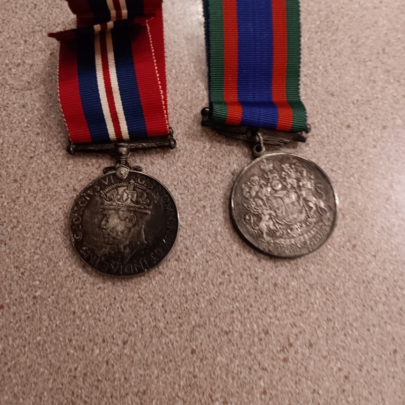 WW2 Canadian war medal &  Voluntary service medal 1939-45 & ribbons,holder, box, - Picture 2 of 6